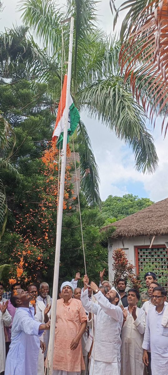 DevendraYadavMP's tweet image. Hoisted the National Flag at Lohiya Ashram Phulparas on the 78th anniversary of India’s Independence. 
Greetings and best wishes to everyone on the occasion of Independence Day.