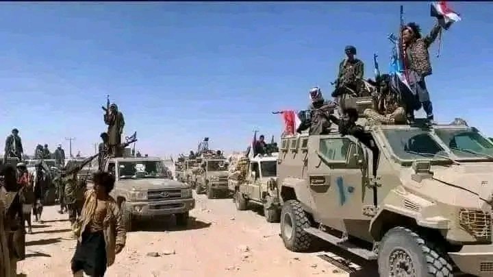 SubaihBaawad's tweet image. #عااااجل

استعدادات عسكرية بقيادة أبو علي الحضرمي والشعيبي للقبض على المتمرد عمرو بن حبريش بعد تمرده على المحافظ. لأول مرة تُستقدم المدرعات والـ M.B لإخماد الفتنة. ساعة الصفر خلال الساعات القادمة بعد فشل الوساطة، مع خيارين أمامه: الخروج لأي دولة أو دمج قواته مع النخبة الحضرمية.