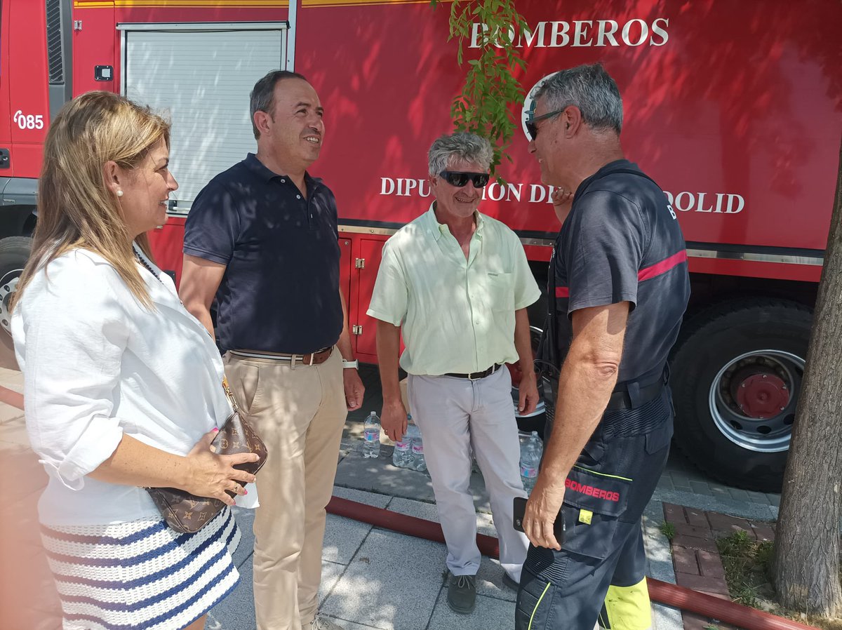 Dip_Va's tweet photo. 🚒 Seis dotaciones de Bomberos han extinguido un incendio cerca de Río Shopping, en Arroyo de la Encomienda.

⏱ El incendio comenzó a las 12:39 h y quedó controlado a las 14:00 h.

El presidente de la Diputación, @Conrado_Iscar y el vicepresidente, Víctor Alonso, han visitado a los efectivos.