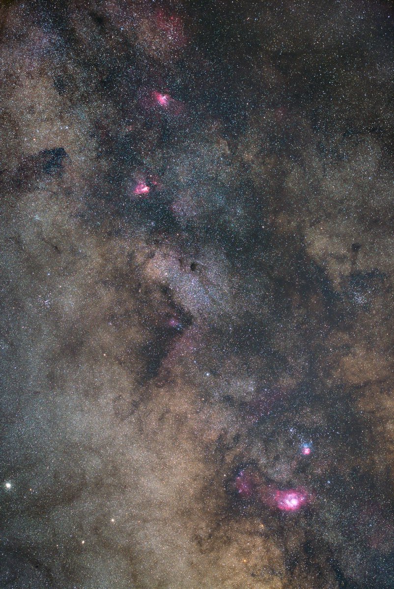 バンビの横顔付近です。
月が出る前にISO800で90秒14枚だけ撮影。
処理してみたけど、撮り増しすれば良くなるのだろうか。
とても暗い空で撮影したから、短時間でも思いのほか良く写ってるんだよなぁ。
ちょっと遠いけど、また行きたくなるなぁ。