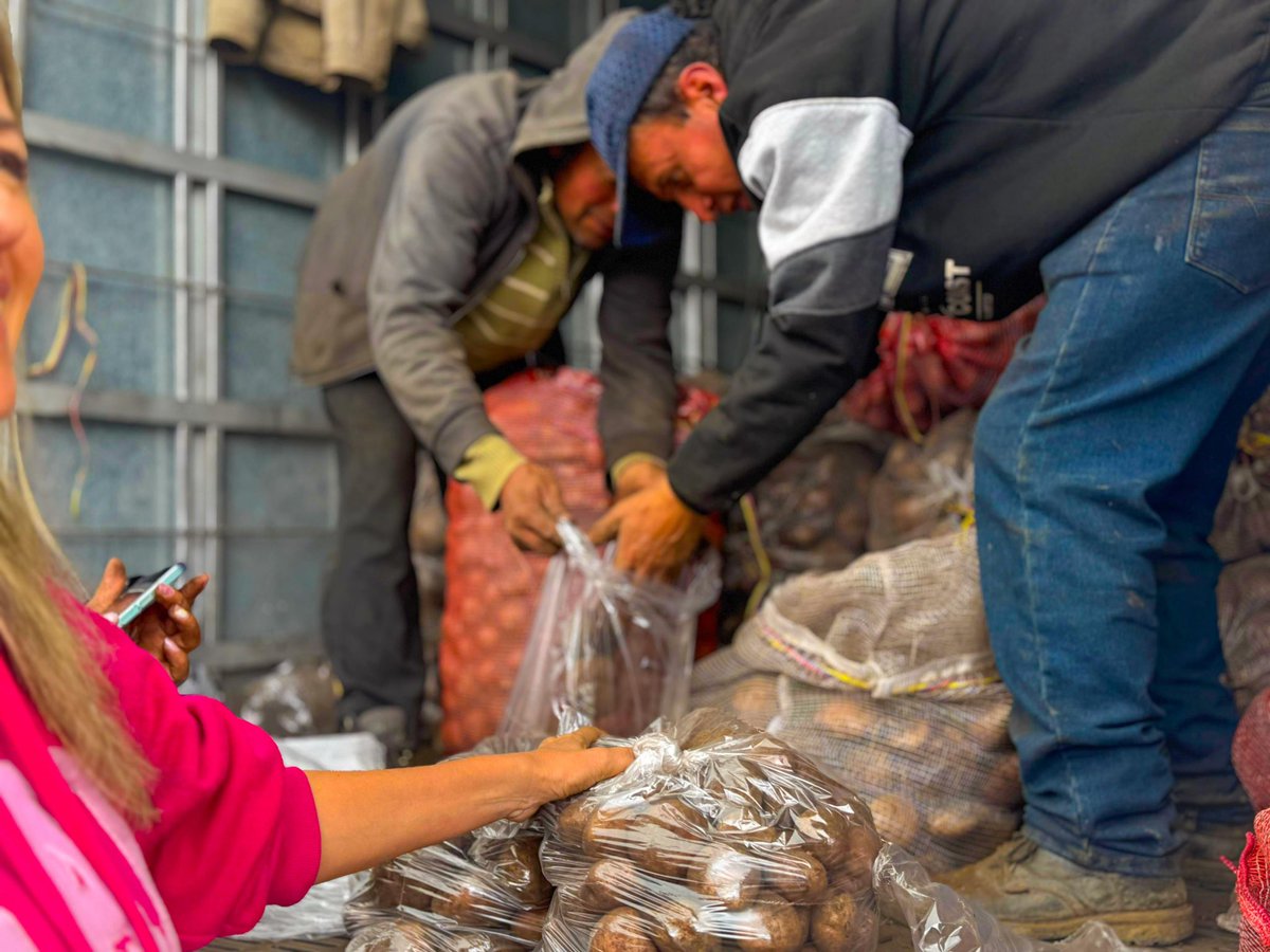MovilidadCundi's tweet photo. ¡Sea buena papa con #Cundinamarca! 
Con Don Julio y Don Javier, productores del municipio de #Villapinzón, vendemos papa pastusa superior a precios justos. 

Detente en el peaje El Roble, súmate a #Cundipapa y apoya la agricultura cundinamarqués. https://t.co/8OFQKCZIPr
