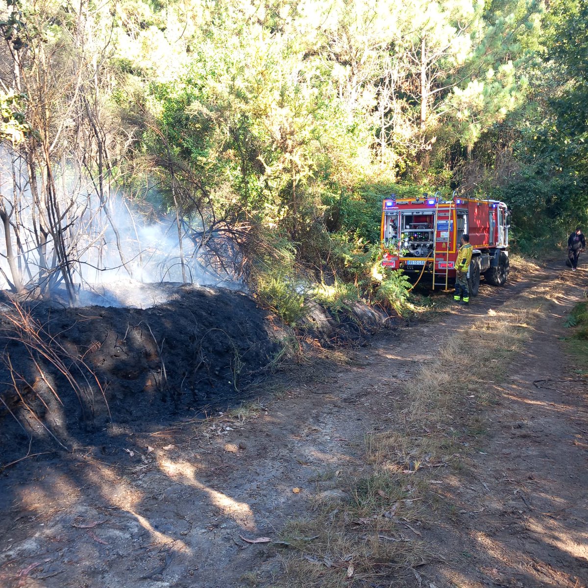 LUMES | Seguen activos 2 lumes no concello de Muxía.
Na Parroquia de Santa María da O iniciouse ás 13.30. están traballando 3 axentes , 7 brigadas, 5 motobombas e 1 técnico.
En San Martiño de Ozón arde dende as 18.11, traballan na extinción 3 axentes, 10 brigadas e 2 técnicos