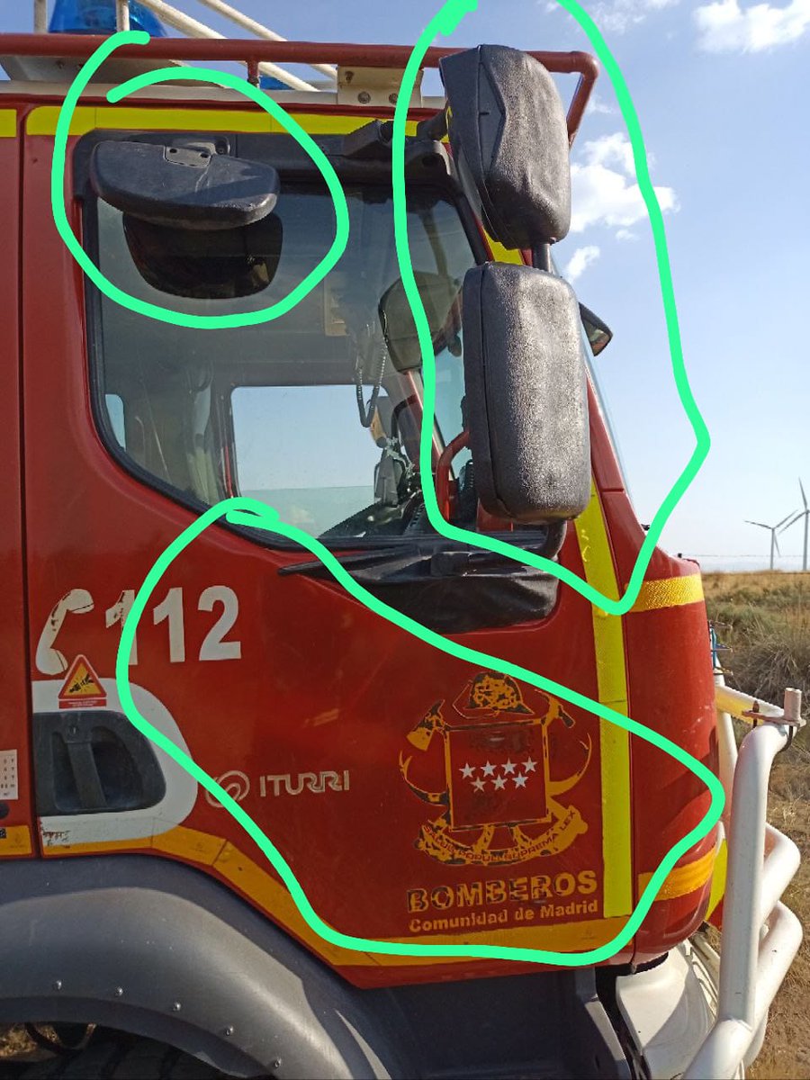 bomberos_infoma's tweet photo. Han realizado la maniobra de atrapamiento, se han refugiado en la cabina y han puesto las defensas de agua. Por suerte las defensas de agua han funcionado y los daños han sido superficiales, todos están bien y el vehículo sin daños, parece que van a #IFMijares https://t.co/vvvlv3V8mU