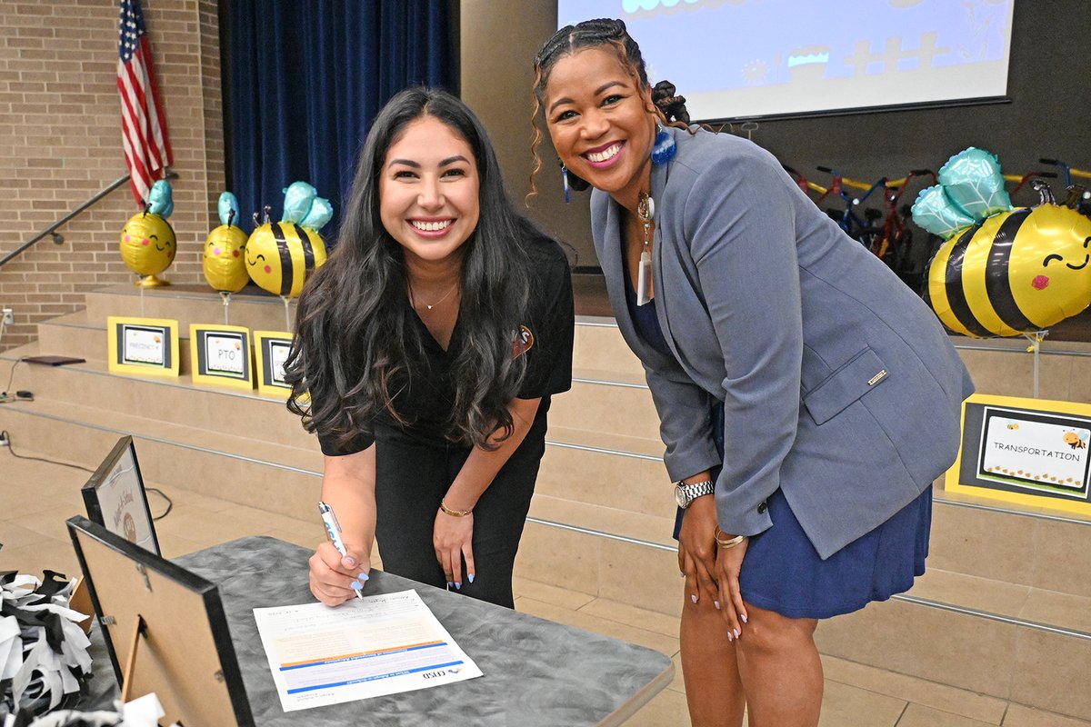 CFISD en Español (@cfisdnoticias) on Twitter photo .<a href="/CyFairISD/">Cypress-Fairbanks ISD</a> ¡Felicitaciones a <a href="/WilsonCfisd/">CFISDWilsonLibrary</a> y a Clay's Restaurant por su recientemente establecida asociación mediante el programa 'Adopta una Escuela' del CFISD! es.cfisd.net/cfisd-news-det… #EspírituCFISD 🎉 .<a href="/CyFairISD/">Cypress-Fairbanks ISD</a> ¡Felicitaciones a <a href="/WilsonCfisd/">CFISDWilsonLibrary</a> y a Clay's Restaurant por su recientemente establecida asociación mediante el programa 'Adopta una Escuela' del CFISD! es.cfisd.net/cfisd-news-det… #EspírituCFISD 🎉