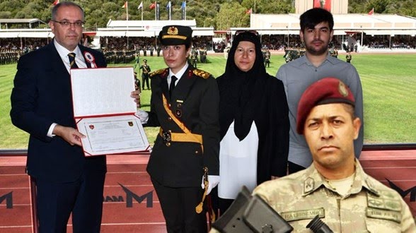 Ankara’da 15 Temmuz hain darbe girişiminde kahramanca mücadele ederken şehit düşen Astsubay Kıdemli Başçavuş Ömer Halisdemir’in kızı Elif Nur Halisdemir, Milli Savunma Üniversitesinden teğmen olarak mezun oldu.
• Diplomasını, MSÜ Rektörü Prof. Dr. Erhan Afyoncu takdim etti.