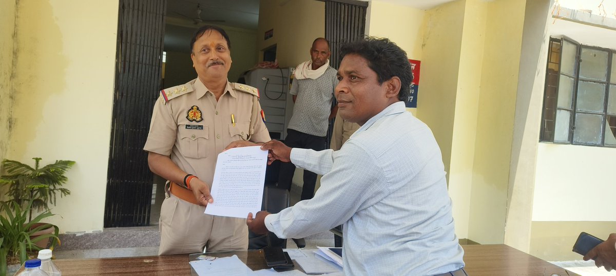 sanjayRana01's tweet photo. @CMOfficeUP @Uppolice @dgpup @ChitrakootDm @chitrakootpol 
चित्रकूट पुलिस द्वारा पत्रकार संजय सिंह राणा के एक्सीडेंट मामले के प्रार्थना पत्र कहां गायब कर दिए जाते हैं है पता नहीं,आज 15अगस्त को थाना प्रभारी रैपुरा को पुनः प्रार्थना पत्र दिया गया, कब होगी जांच https://t.co/uvcdkPWOyH