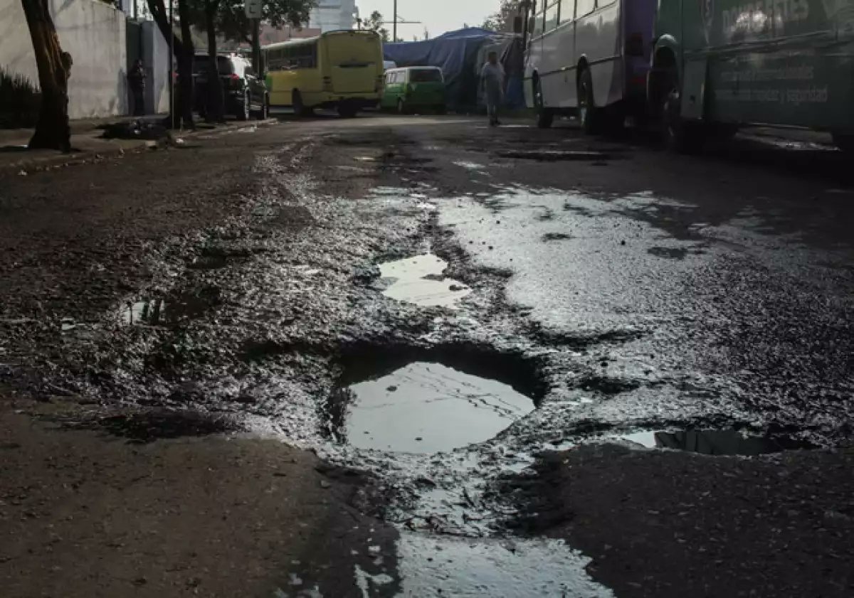 elnavarrete's tweet photo. En la ciudad de los #baches, todo es provisional, menos el cinismo. No se trata de que el pavimento aguante: sino de que el negocio no se acabe. 

¿Cómo normalizamos una irregularidad que recuerda la desidia tanto como el abandono al ciudadano?

#CDMX 

https://t.co/EQwDtiuI38 https://t.co/37TLwZPilR
