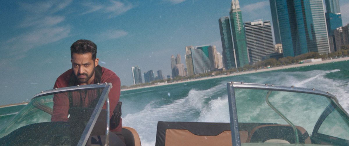 KanganaKaBhakt's tweet image. Theatre me energy itni high thi ki intermission ke time bhi log seat pe hi discuss kar rahe the ki aage kya hoga. Koi popcorn lene nahi ja raha tha, koi washroom nahi ja raha tha — kyunki FOMO real tha. Ye hota hai film ka grip jo chhodta hi nahi. #War2Explodes!