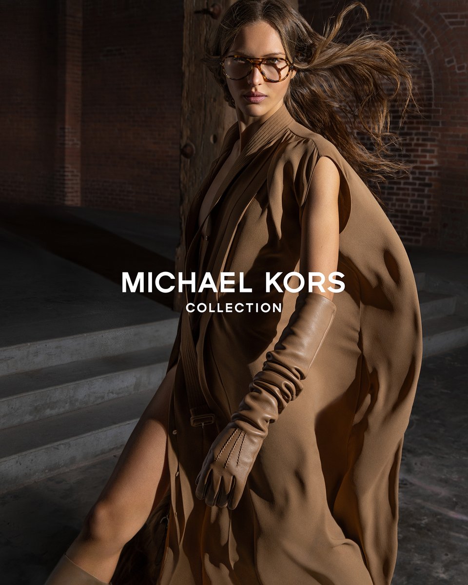 MichaelKors's tweet image. Dégagé chic. Introducing the Fall/Winter 2025 Michael Kors Collection campaign featuring model Angelina Kendall, photographed by Inez van Lamsweerde and Vinoodh Matadin, and styled by Carlos Nazario.

#MichaelKorsCollection 

michaelkors.com/michael-kors-c…