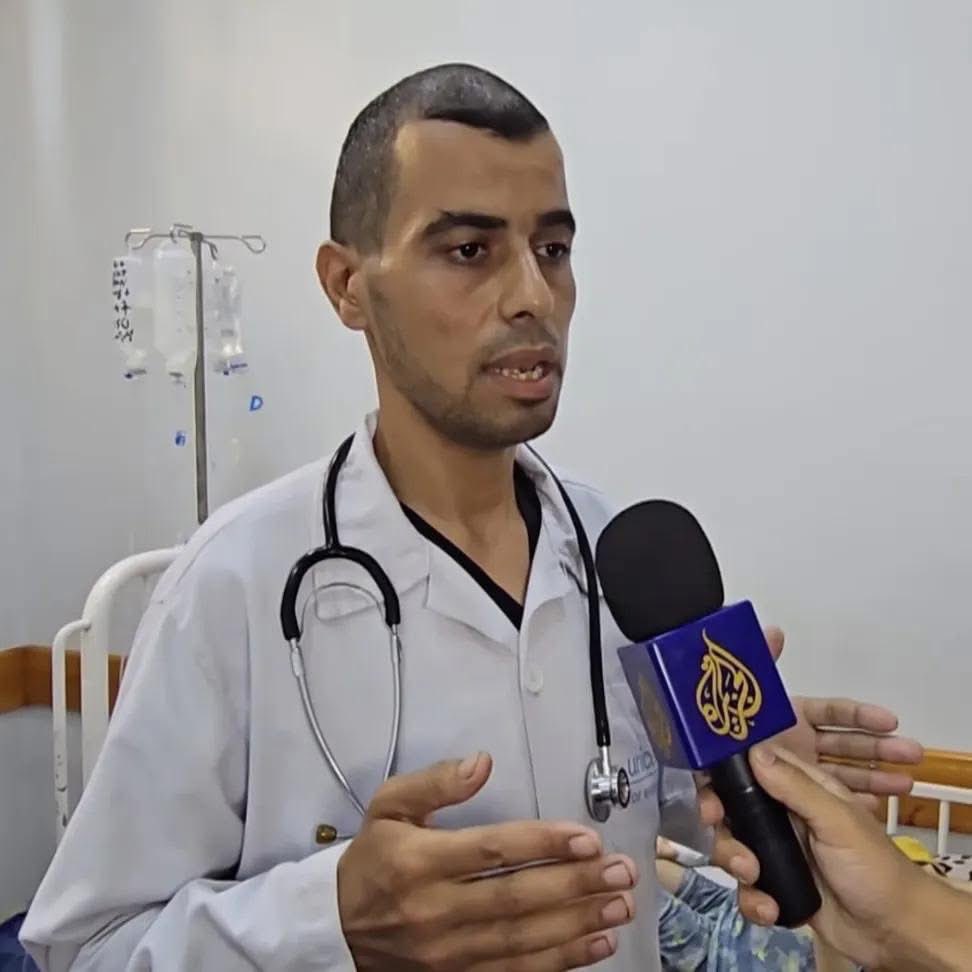 طبيب مجوّع يسعى لإنقاذ حياة مصابين مجوّعين