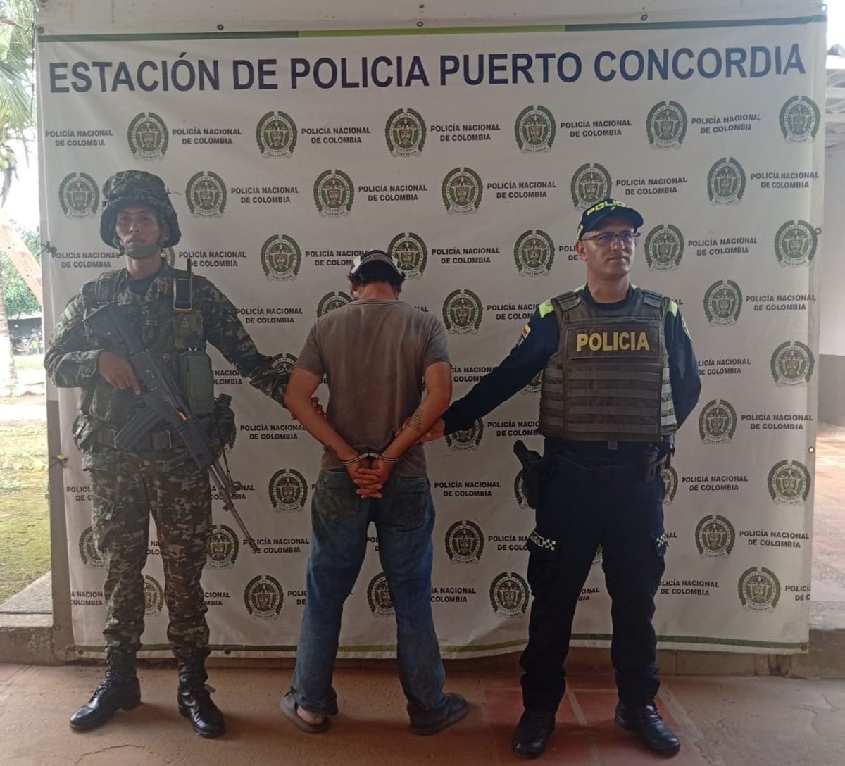 Ejército Nacional de Colombia (@col_ejercito) on Twitter photo #LoÚltimo | En Puerto Concordia, #Meta, tropas de <a href="/Ejercito_Div4/">Cuarta División del Ejército Nacional</a> con <a href="/PoliciaColombia/">Policía de Colombia</a> capturaron a un individuo requerido por homicidio agravado y porte ilegal de armas.
Este resultado fortalece la seguridad y protege la vida de los colombianos.
🔗 Detalles en >> #LoÚltimo | En Puerto Concordia, #Meta, tropas de <a href="/Ejercito_Div4/">Cuarta División del Ejército Nacional</a> con <a href="/PoliciaColombia/">Policía de Colombia</a> capturaron a un individuo requerido por homicidio agravado y porte ilegal de armas.
Este resultado fortalece la seguridad y protege la vida de los colombianos.
🔗 Detalles en >>