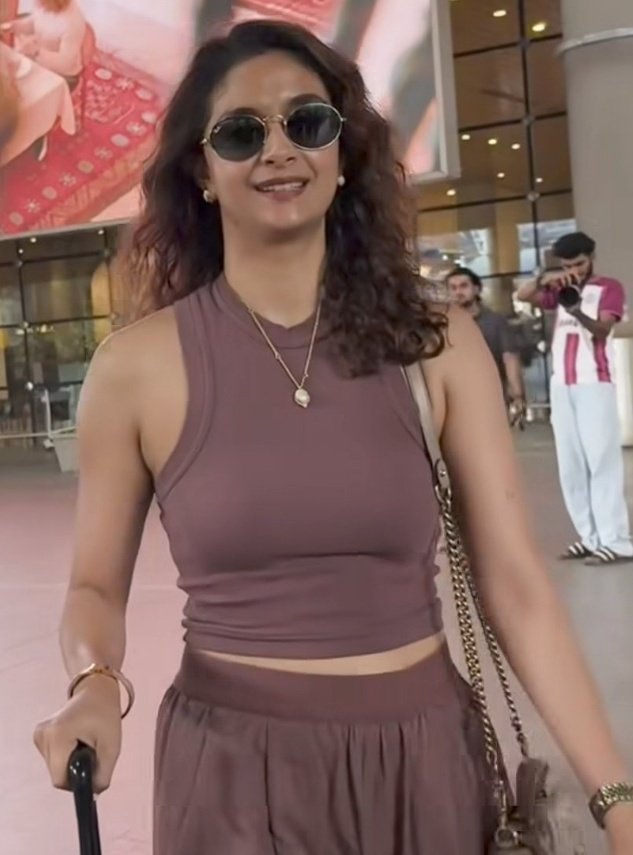 Image Hot Mallu Actress Keerthy Suresh collections, Bio Data iiQ8