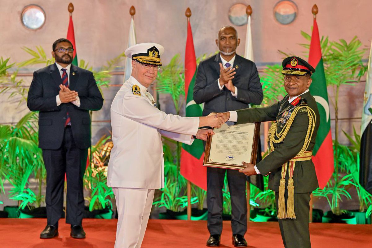 presidencymv's tweet photo. President Dr @MMuizzu attends the handover ceremony of the Türkiye-donated Navy ship to @MNDF_Official tonight.

The ship is part of broader defence cooperation, boosting maritime security and strengthening Maldives–Türkiye ties https://t.co/el5flegvno