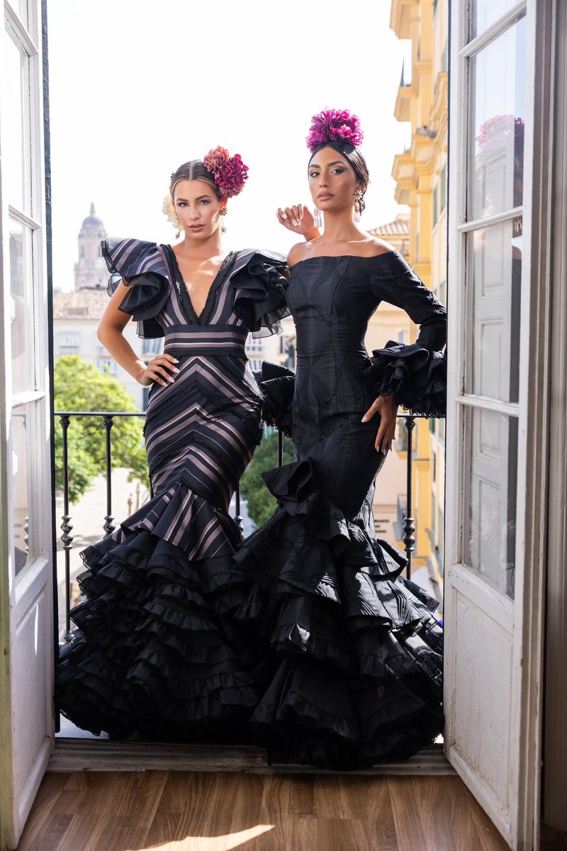 ¡Qué comience la #FeriaMLG ! 
Desde el balcón de <a href="/COCOM_Media/">COCOM</a> , un año más hacemos el posado oficial de MISS MUNDO MÁLAGA. Este año con Angélica Fernández (2024) y María Luque (2025) 
Con diseños de <a href="/marquezymarquez/">Marquezymarquez</a> y complementos de Elena Fajardo. 
📸 <a href="/lmgomezpozo/">Luisma Gómez Pozo</a>