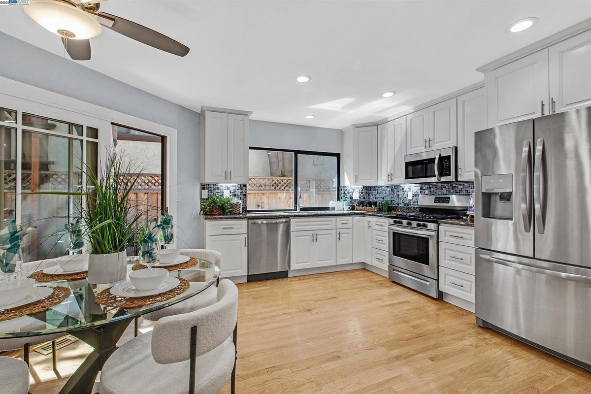 GallardoIntero's tweet photo. OPEN SUNDAY, 8.17 - 1-4 PM - 480 N. Winchester Santa Clara CA - Gorgeous! rgallardo@intero.com 30 YR PRO! 01133815 https://t.co/ujWRXG1bMQ