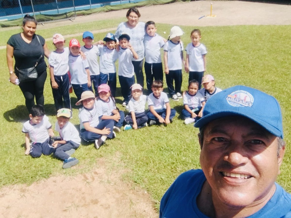 #BéisbolEstudiantil⚾️🇸🇻 Hoy nos volvieron a visitar los pequeñines de parvularia, de la categoría 6 años, del Centro Escolar Colegio San Benito. ¡Aprendieron y disfrutaron de una mañana llena de béisbol!