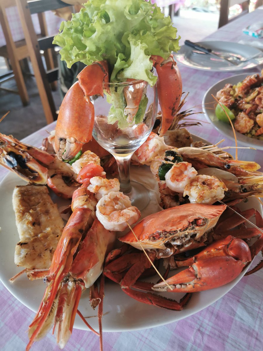 เนื้อzebuของมาดากัสดาร์อร่อยมากกกก อยากให้คนชอบเนื้อได้ลอง ละร้านอาหาร/โรงแรมทำอร่อยทุกร้านจนงง ซีฟู้ดก็ถูกมากกก ในรูปนั่นราคารวมแค่ 2400 จบทริปคือใส่กางเกงตัวเดิมไม่ได้ละนะ