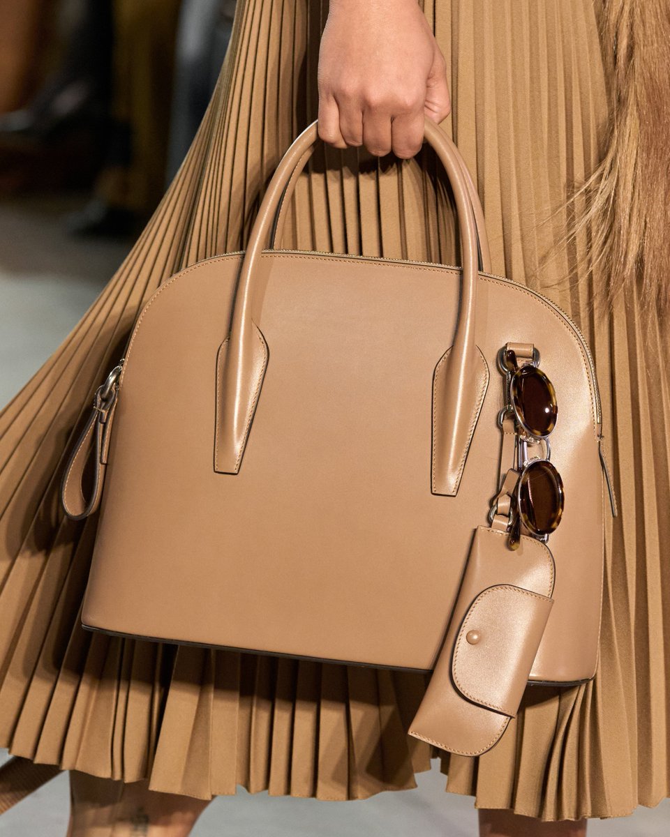 MichaelKors's tweet image. Scenes from the runway. Take your tan into the new season by embracing the luxe textures from our Fall/Winter 2025 Michael Kors Collection runway.

#MichaelKorsCollection