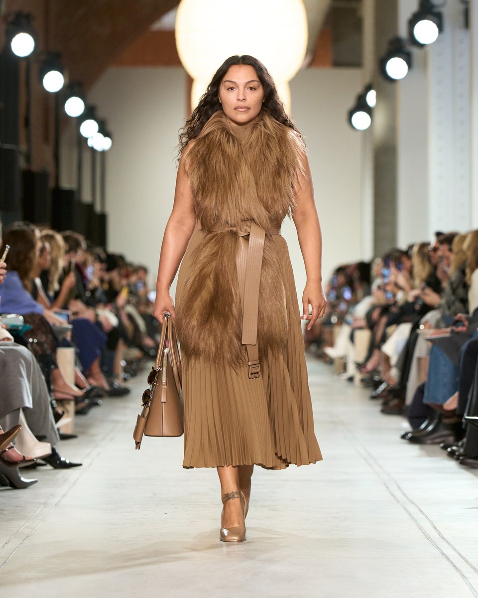 MichaelKors's tweet image. Scenes from the runway. Take your tan into the new season by embracing the luxe textures from our Fall/Winter 2025 Michael Kors Collection runway.

#MichaelKorsCollection