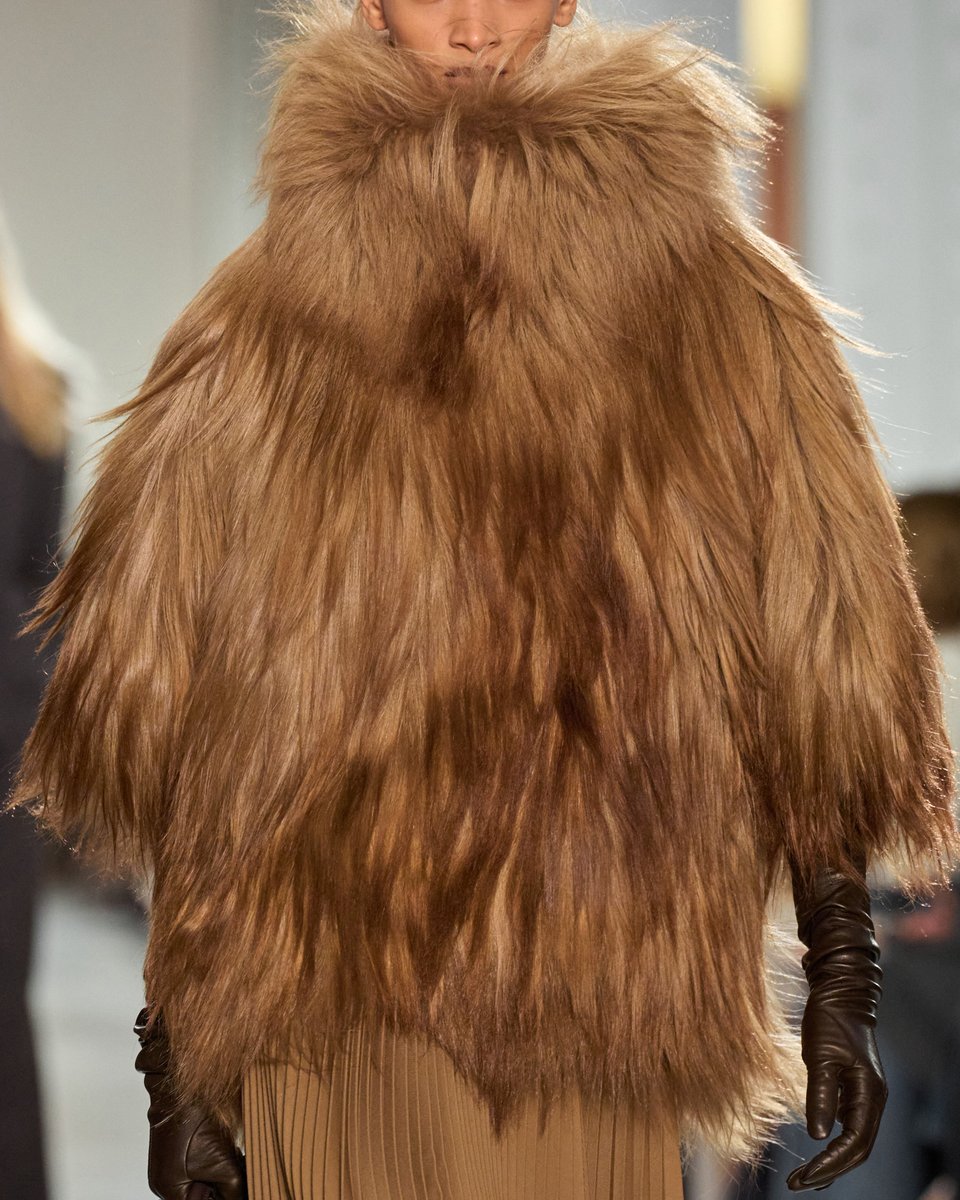 MichaelKors's tweet image. Scenes from the runway. Take your tan into the new season by embracing the luxe textures from our Fall/Winter 2025 Michael Kors Collection runway.

#MichaelKorsCollection