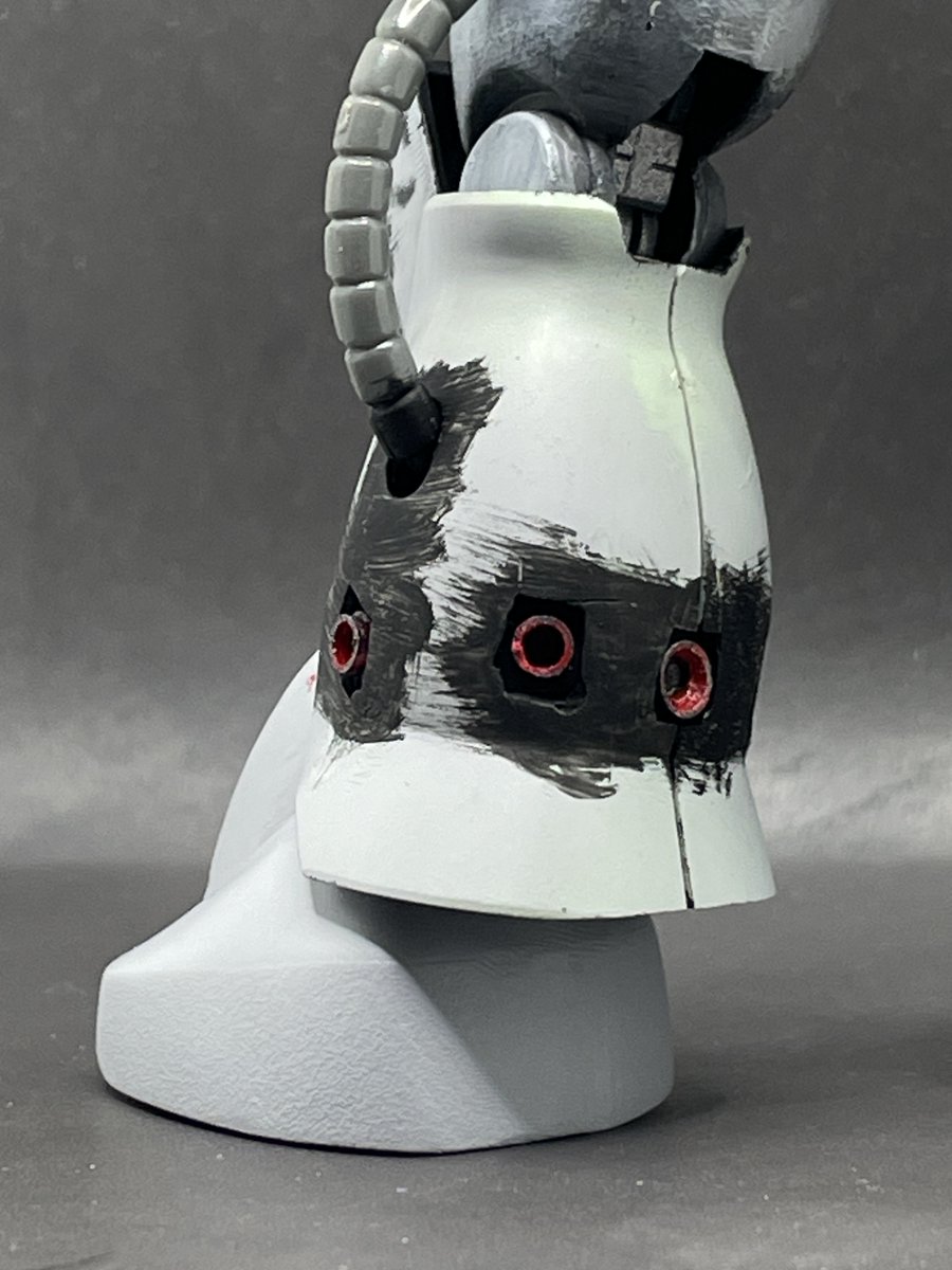 #06R 改造のガイア機 進捗。スネの小バーニアのちまちました工作
3mmプラパイプを輪切りにしてプラ版で裏打ちしたものに貼り付け、後部の一点だけコトブキヤのバーニアをスライスしたものを使用
関節軸に干渉しなくて良かった