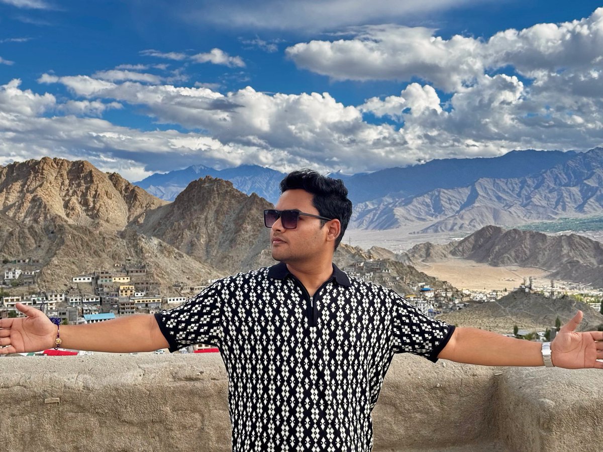 Pranit_k_'s tweet photo. From the chaos of traffic to the calm of the clouds.

#ladakh https://t.co/lCkIcnazap