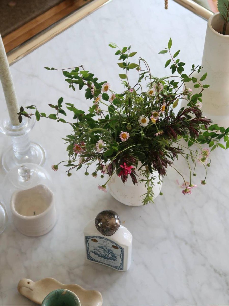 pyuzgsusu's tweet image. Collecting wildflowers under the gentle sun, turning them into a little piece of home. 🌿✨ #FlowerTime
