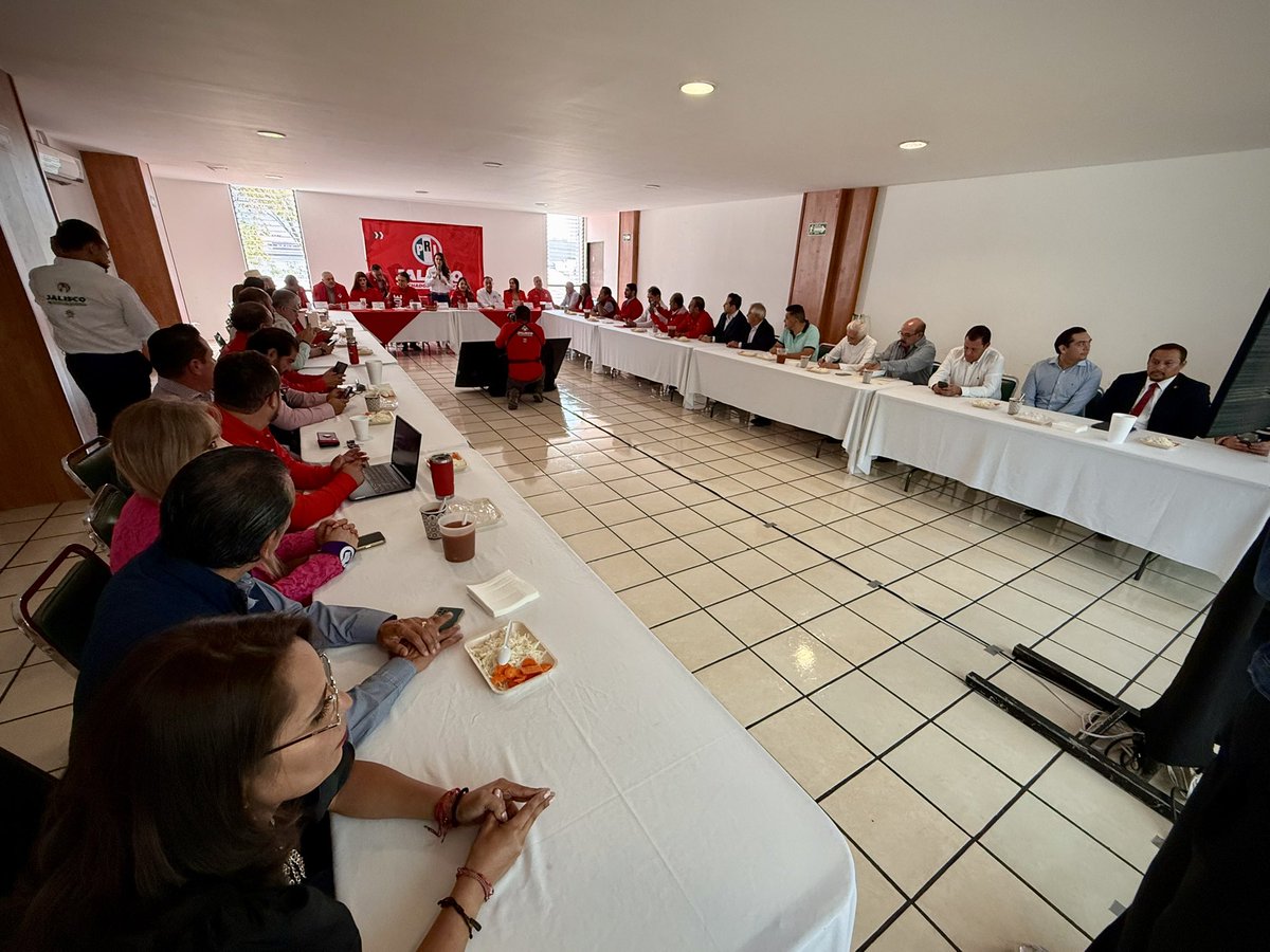 Jorge_Meade's tweet photo. Siguiendo las indicaciones de nuestro Presidente del @PRI_Nacional @alitomorenoc sostuvinos la reunión de evaluación y seguimiento con el @PRIJALOFICIAL con el CDE, Diputados, Regidores y Síndicos de nuestro partido. 

Refrendando su compromiso con la unidad y con las causas de la gente.