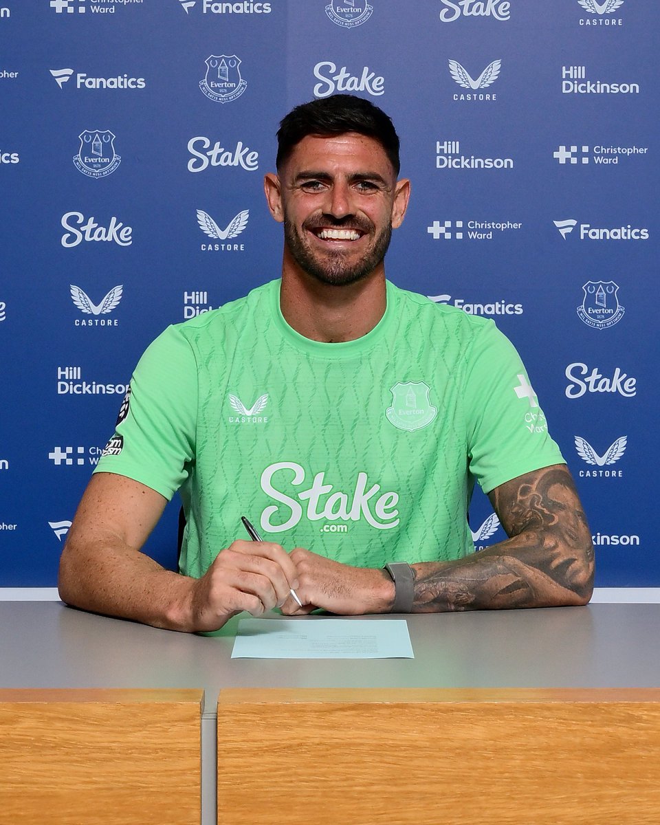 Everton's tweet photo. We have completed the signing of goalkeeper Tom King from Wolverhampton Wanderers on a two-year contract. ✍️

Welcome to Everton, Tom! 🔵 https://t.co/1FbrT5wVCn