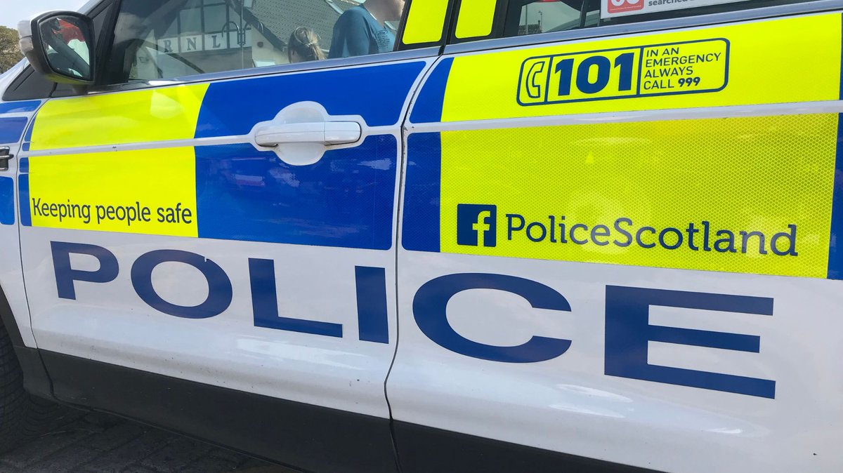 Police are looking for two male suspects after a man was attacked on Blackstoun Rd, Paisley, on Tuesday

1) around 6ft, stocky build, wearing a dark top, grey tracksuit &amp; black trainers

2) around 5ft 8in, thin build, wearing an orange high vis top, grey bottoms &amp; black trainers