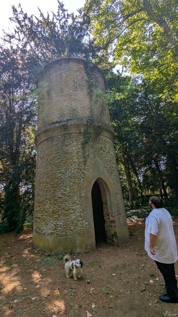 Hier soir en attendant mon fils qui travaillait à côté j'ai découvert cette jolie bâtisse. Dommage qu'il  y ait ce volet rouge. Passez un bon vendredi
<a href="/monicasloves/">Monica Cates</a> <a href="/tina_baines/">✨~T~✨</a> <a href="/lilorimarb/">lilorima 💜✈️</a> <a href="/betyzapi/">Beatriz</a> <a href="/zurlandi/">dory</a> <a href="/LaurieSearch/">Laurie Search</a> <a href="/JeanetteEliz/">Jeanette</a>