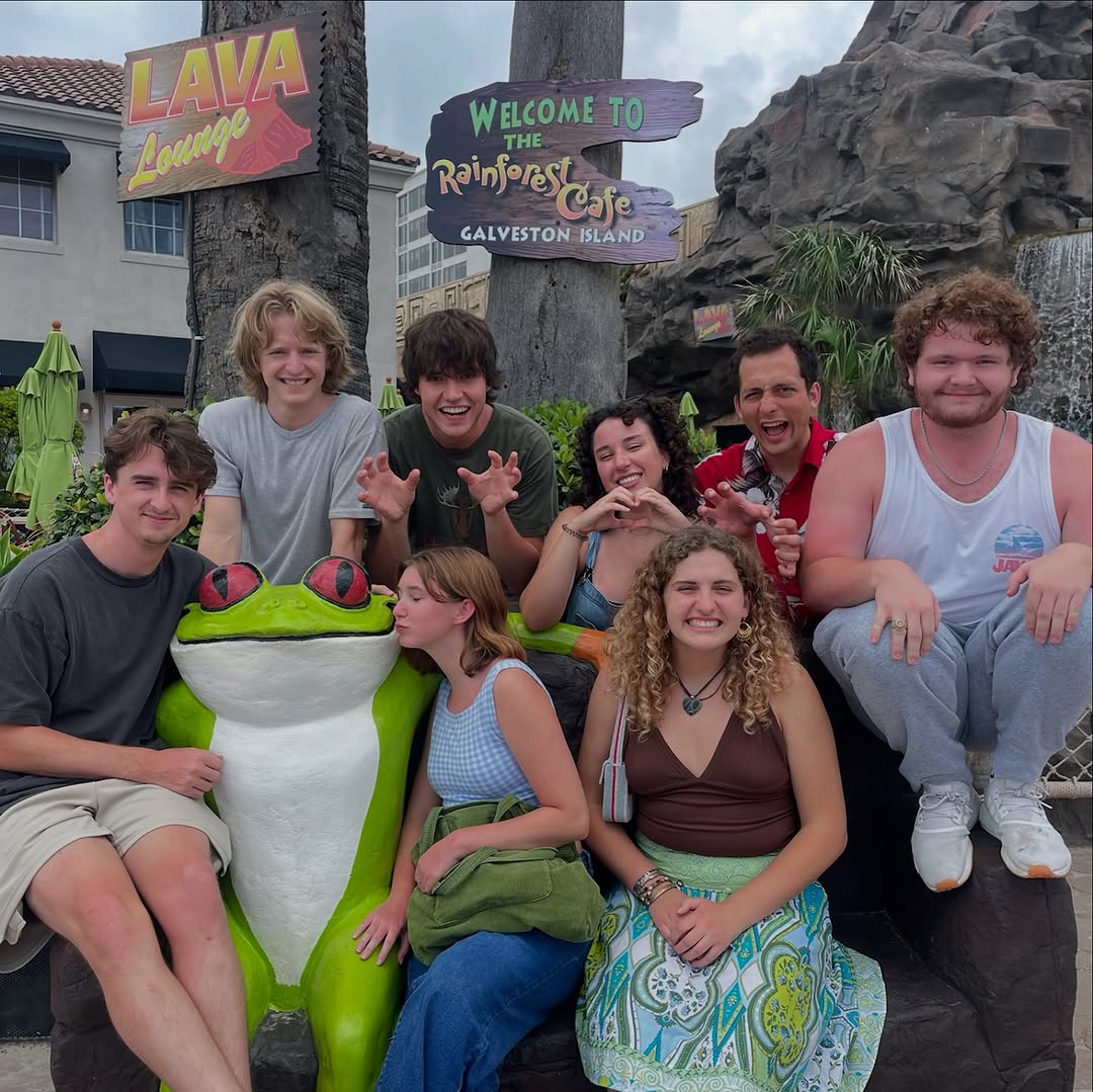 Rainforest Cafe is better with the whole squad! ✨