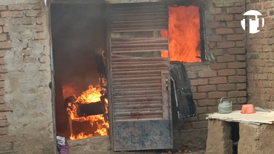 tchadinfos's tweet photo. Un incendie s’est déclaré ce 15 août dans le quartier #Ambata, réduisant en cendres une habitation. L’origine du sinistre demeure inconnue, et n’a fait aucune victime. #Tchad, 🇹🇩 https://t.co/oGlKcD72vL