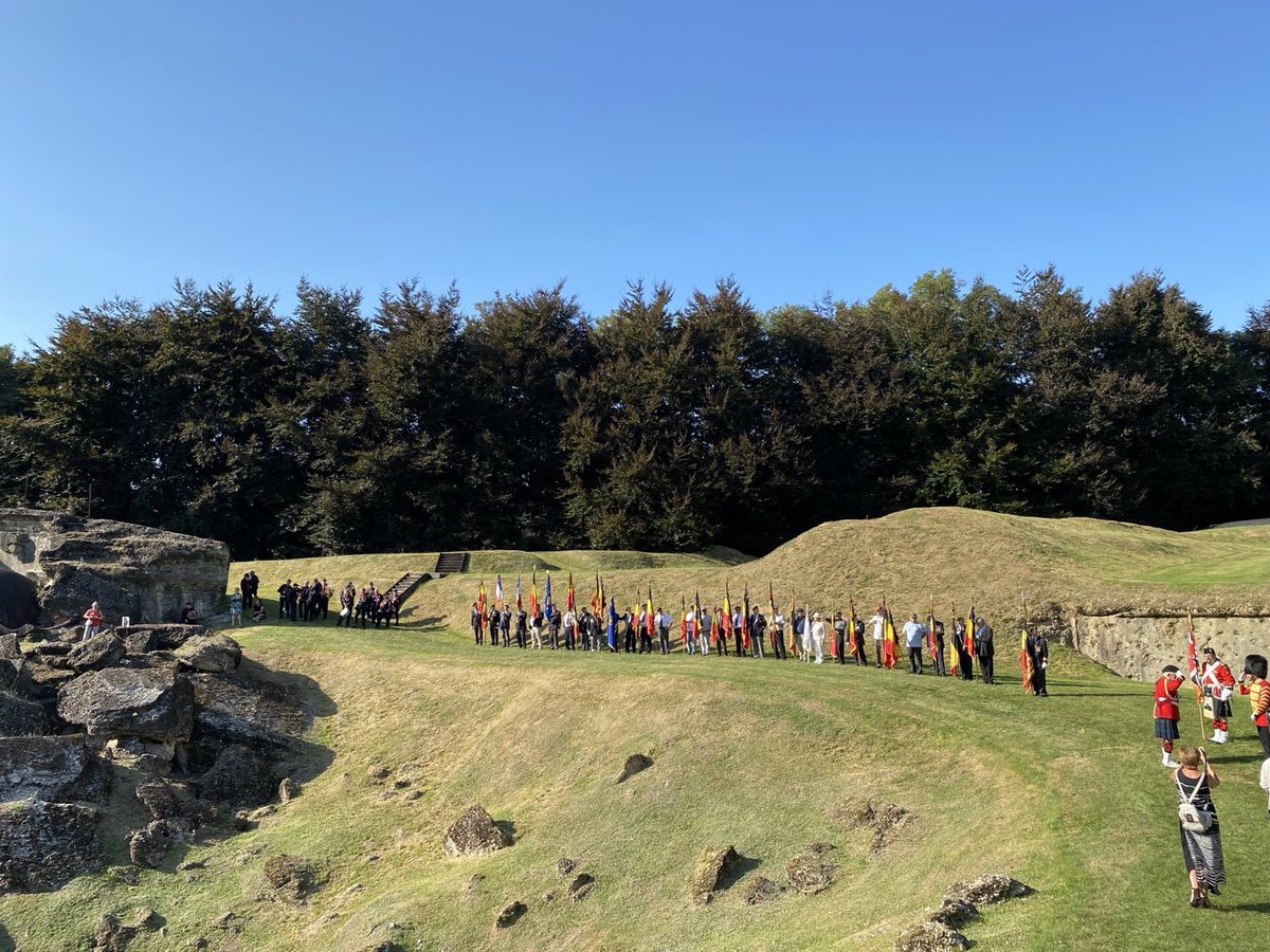 Fort de Loncin: nécropole nationale 🇧🇪 &amp; symbole de la bataille de #Liège.
Ajd, ns avons honoré ensemble la mémoire des 350 soldats 🇧🇪 courageux ayant péri lors de l’explosion du Fort le 15/8/1914 et dont les décombres sont devenus leur sépulture.
#PlusJamaisça #NieWieder