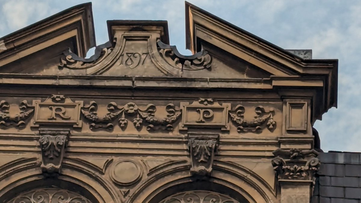Aujourd'hui avec mon fils Christophe et Oscar nous nous sommes promenés à Savigne l'évêque pour voir les travaux de rénovation du gymnase et dans le parc nous avons trouvé ceci . Nous avons fait des recherches sur Google et nous n'avons rien trouvé .