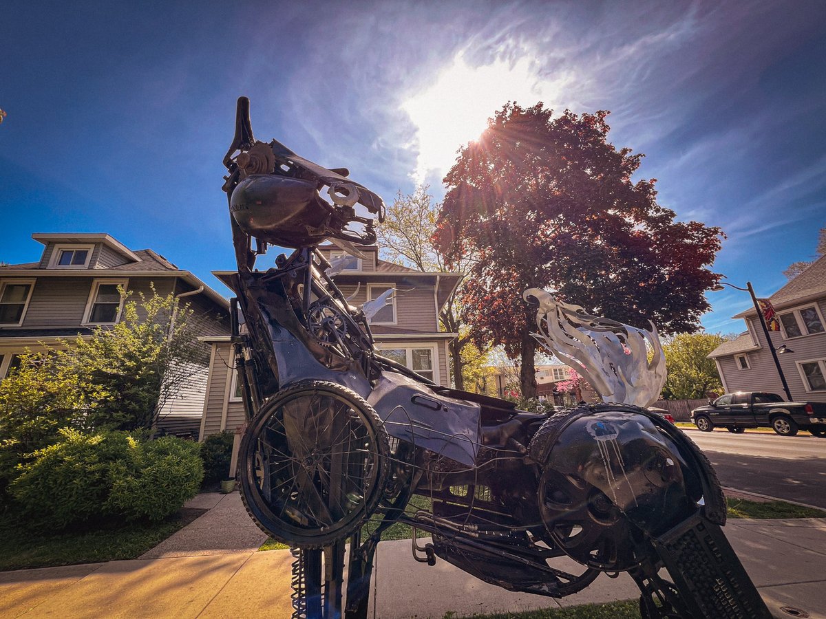 vopnews's tweet photo. This year’s #OakPark Sculpture Walk is in full swing with 17 sculptures on display as part of an outdoor exhibit spread across @downtownoakpark and the @OPArtsDistrict. The Sculpture Walk is coordinated by the Oak Park Area Arts Council. Find more info at https://t.co/hTBvJMZgQ4 https://t.co/m4bLGInEqf