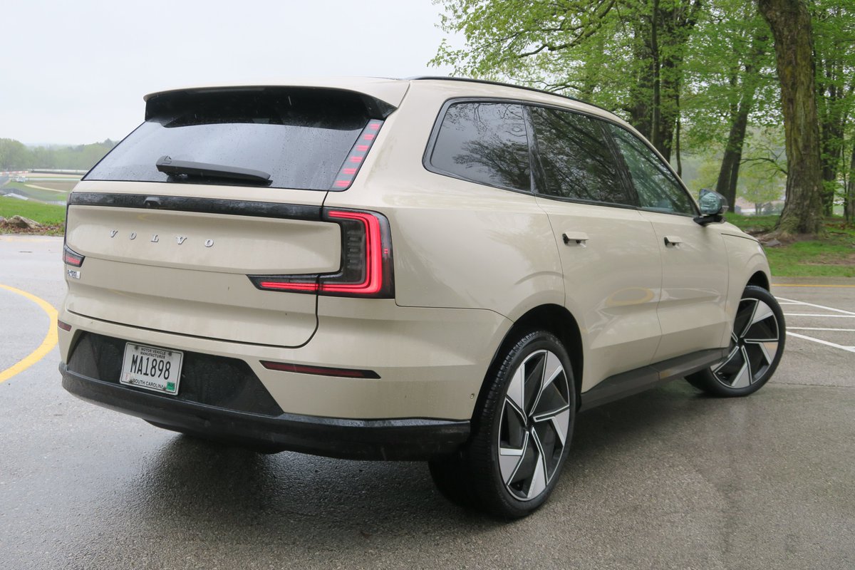 TechMobilityPod's tweet image. The automotive revolution continues with Volvo's stunning all-new EX 90, an EV so advanced that you'll need to relearn everything you thought you knew about driving. This American-made luxury electric SUV not only represents the future of transportation but also signifies a…