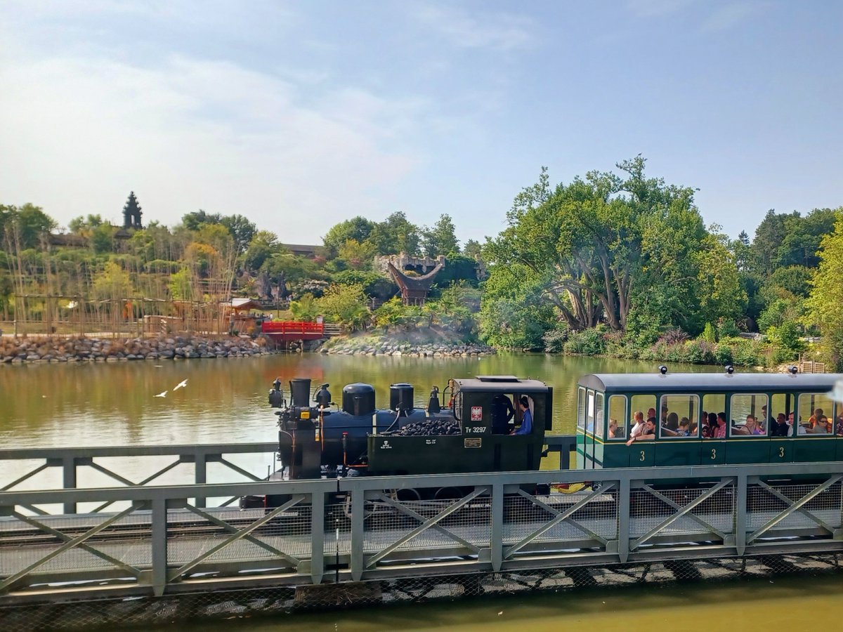 Pairi Daiza has to be the most beautiful zoo in the world. Its been some years since I last visited and I kinda forgot just how incredible it is. Stunning detail everywhere you look with absolutely world class animal exhibits. Can't wait to experience the next enormous expansion!