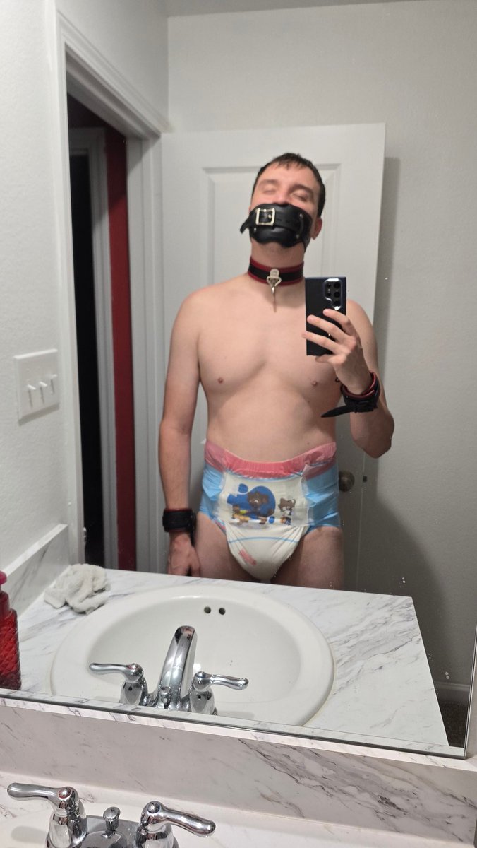 Best outfit for a waddle pup. Anyone wanna clip a leash hehe mitts are available 😳