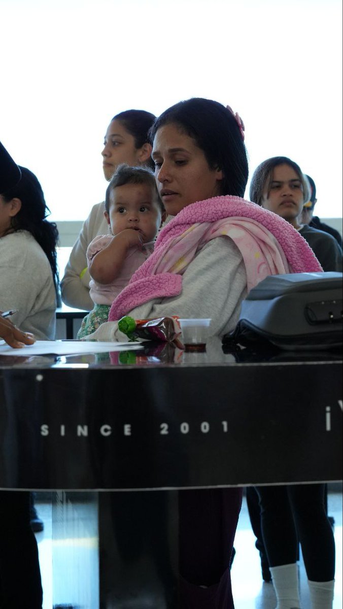 🌍 Nuevos reencuentros 🇻🇪✨
Este viernes 15 de agosto, nuestro vuelo 57 llegó desde Harlingen - Texas, Estados Unidos, trayendo de vuelta a 158 venezolanos. Este grupo está compuesto por 118 hombres y 22 mujeres, además de 11 niños  y 7 niñas.

#VueltaALaPatria