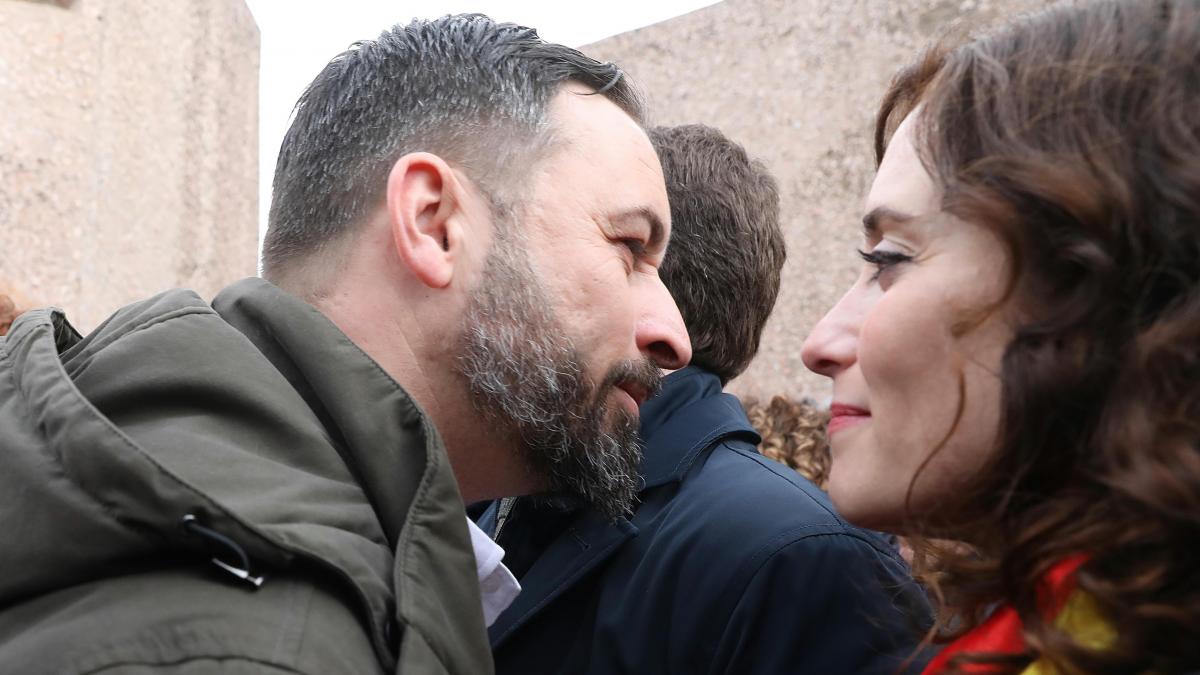 Rafael_Narbona's tweet photo. EL IMPARABLE ASCENSO DEL FASCISMO

El ascenso de la ultraderecha continuará mientras los jóvenes cobren salarios miserables y no puedan acceder a la vivienda. Las nuevas generaciones solo han conocido el bipartidismo y ya no creen en el sistema. Saben que un cambio de gobierno no mejorará sus condiciones de vida. Por eso optan por la ultraderecha, cuya demagogia les hace creer en la posibilidad de un futuro mejor. Es el mismo espejismo que sumió al mundo en el totalitarismo durante el siglo pasado. Solo un cambio real, capaz de garantizar trabajos dignos y bien pagados, viviendas asequibles y buenos servicios públicos, podrían frenar el avance del fascismo, pero el bipartidismo, alineando con las oligarquías económicas, jamás adoptará las políticas necesarias para acabar con la desigualdad y los privilegios de una minoría. Nos esperan tiempos sombríos.