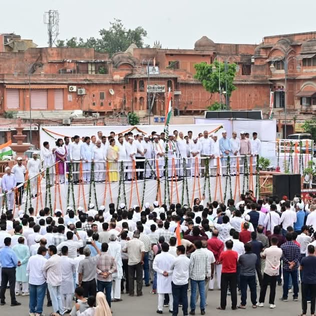 जयपुर बड़ी चौपड़ पर आयोजित ध्वजारोहण समारोह में शामिल होकर सभी को 79वें स्वतंत्रता दिवस की शुभकामनाएं दीं!

देश की एकता अखंडता संप्रभुता लोकतंत्र और संविधान की रक्षा के लिए हम सदैव तत्पर रहेंगे।
भारत का गौरव सम्मान और स्वतंत्रता हमेशा अक्षुण्ण रहे यही हमारी प्रतिज्ञा है! जयहिंद🇮🇳