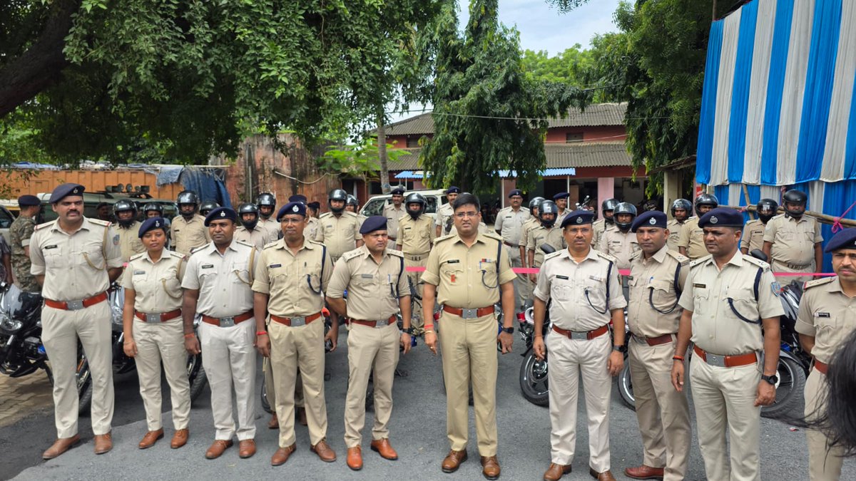पुलिस अधीक्षक महोदय, गोड्डा के द्वारा गोड्डा जिलांतर्गत गुम हुए मोबाइल को ढूंढकर उनके असली धारकों को लौटाया गया साथ ही साथ विधि व्यवस्था संधारण हेतु नगर थानांतर्गत टाइगर मोबाइल के लिए नए मोटरसिकल को हरी झंडी दिखाकर रवाना किया गया ।
Jharkhand Police
<a href="/JharkhandPolice/">Jharkhand Police</a> <a href="/DigDumka/">DIG DUMKA</a>