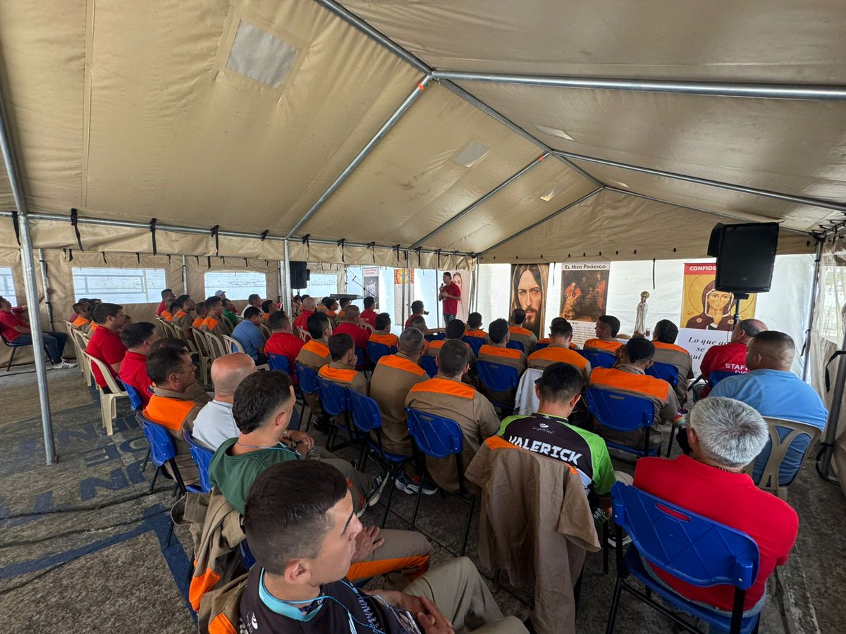 ✝️#ApoyoEspiritual | En el ERON de 📍#Vélez, #Santander, se realizó un retiro de Emaús de 3 días con 50 personas privadas de la libertad y 40 miembros de la congregación.
Un espacio de apoyo espiritual que impulsa la resocialización y la justicia restaurativa.