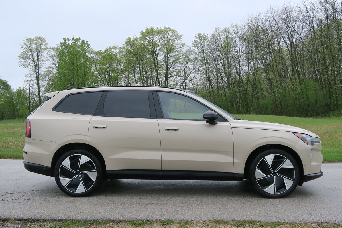 TechMobilityPod's tweet image. The automotive revolution continues with Volvo's stunning all-new EX 90, an EV so advanced that you'll need to relearn everything you thought you knew about driving. This American-made luxury electric SUV not only represents the future of transportation but also signifies a…