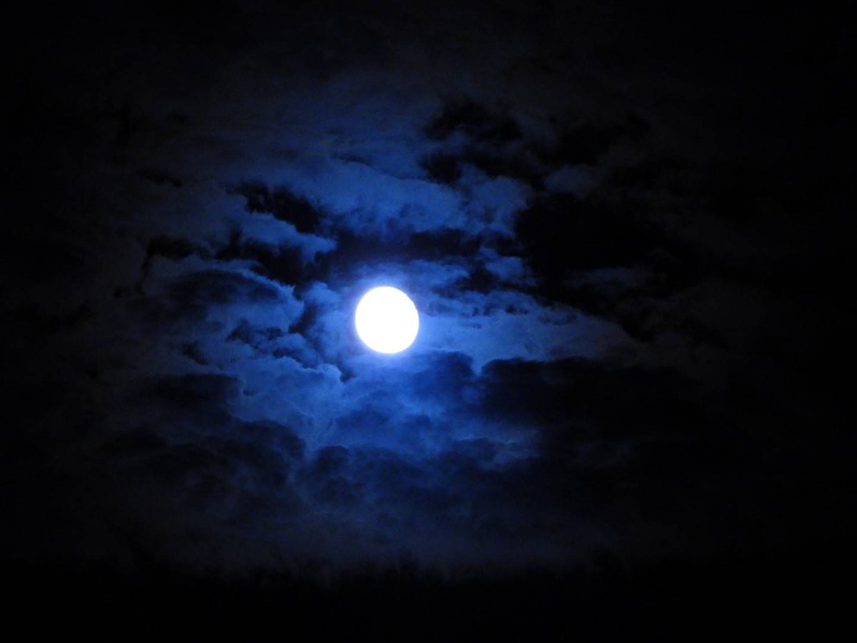 4You630's tweet image. 貼り忘れたお月様をドーゾ！✨🌖
沖縄も夜は、ちょっとだけ涼しくなって来たような気がする！🎐🏝
なんとなく、秋の匂いがするのは気のせい？😊🍁
#お月様 #沖縄