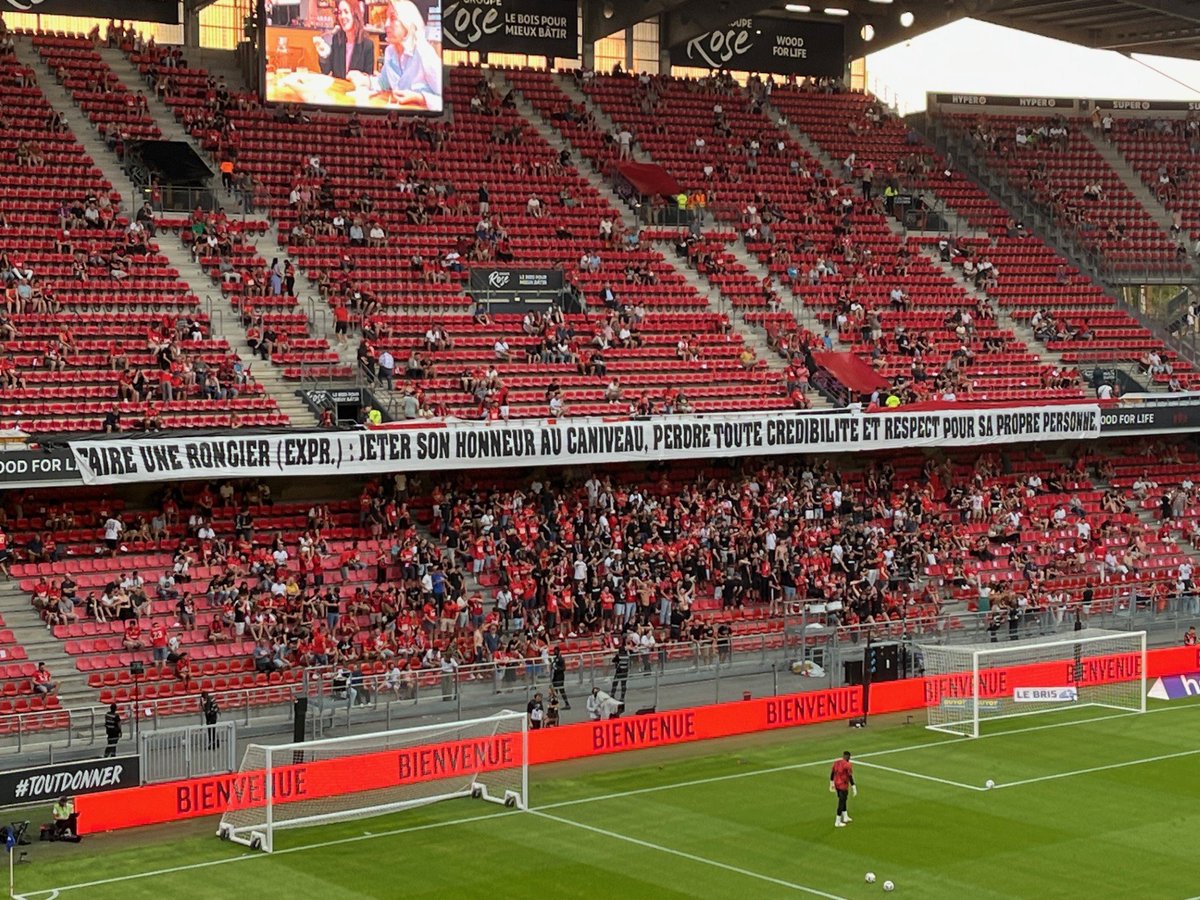 La banderole des ultras rennais contre Valentin Rongier : "Faire une Rongier : jeter son honneur au caniveau, perdre toute crédibilité et respect pour se propre personne."
rmcsport.bfmtv.com/football/ligue…