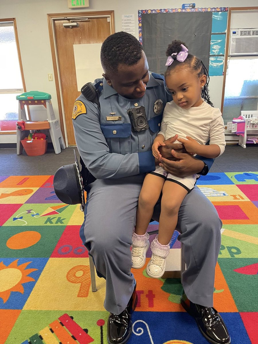 RiseUpAcademyNW's tweet photo. This week was Career Week at Rise Up Academy! Students met Trooper Jean Christian and former Seattle Police Chief Carmen Best. They learned about police roles, levels, patrol vehicles, and got a tour of a state trooper car. Inspiring the next generation of leaders! 💙✨ https://t.co/Fuhi7Fs77R