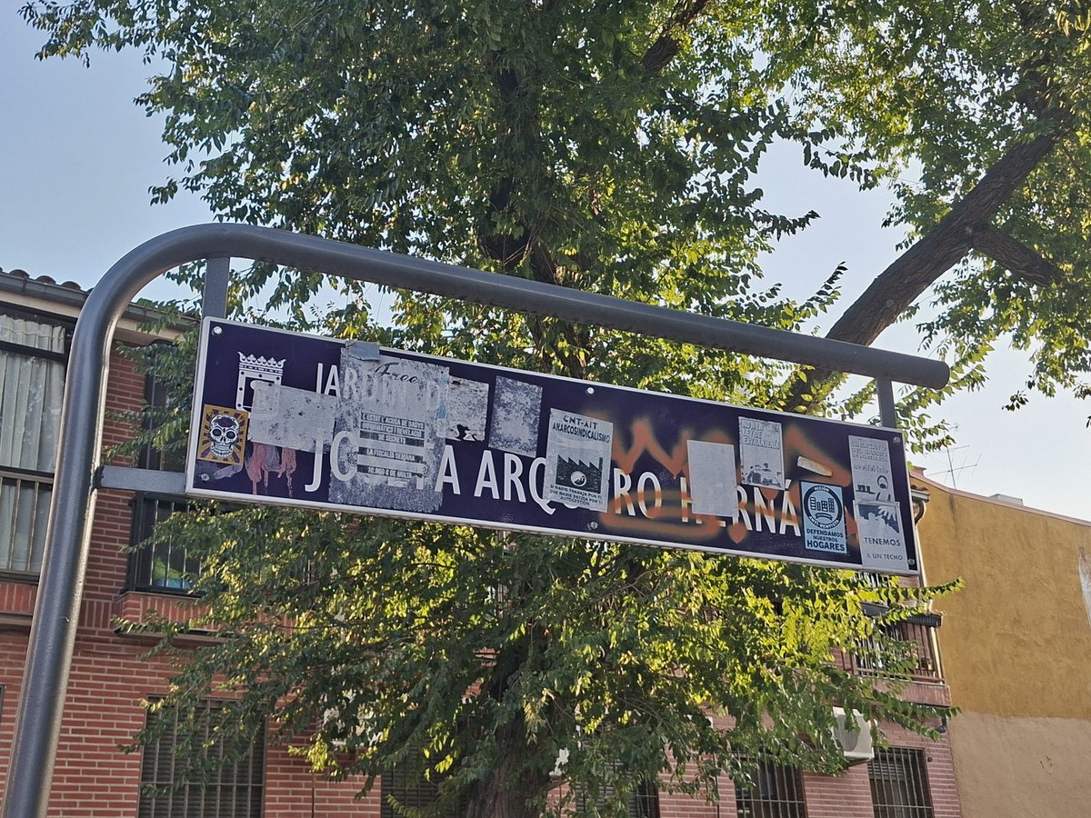 El jardín de Josefa Arquero Hernández fue una bonita iniciativa vecinal para recordar a una humilde mujer con una vida excepcional, porque Pepa vivió casi 108 años frente a esta placita y era querida por todo el pueblo de Hortaleza.

Esta placa merece más respeto y cariño.