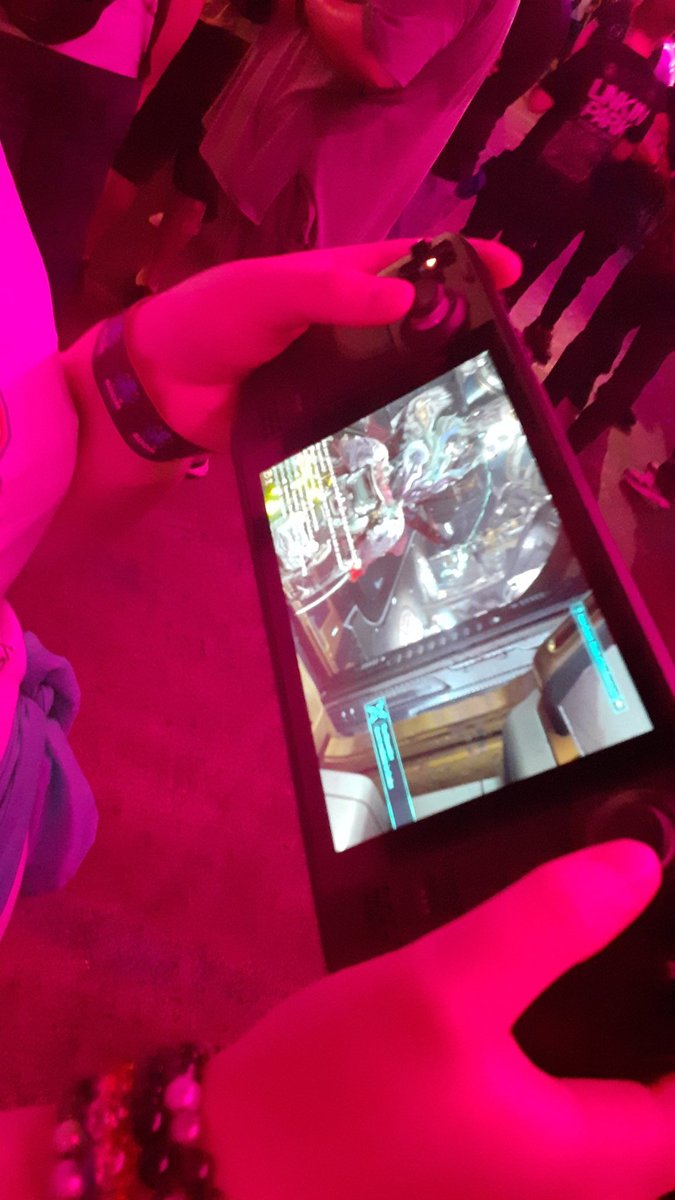 Zephyrsword's tweet image. Waiting on line to see Ben Starr with Aercascade